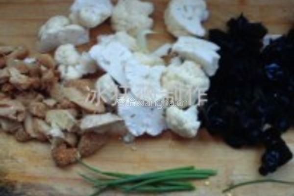 豆腐肉圆猴头菇花菜木耳汤的做法图解2