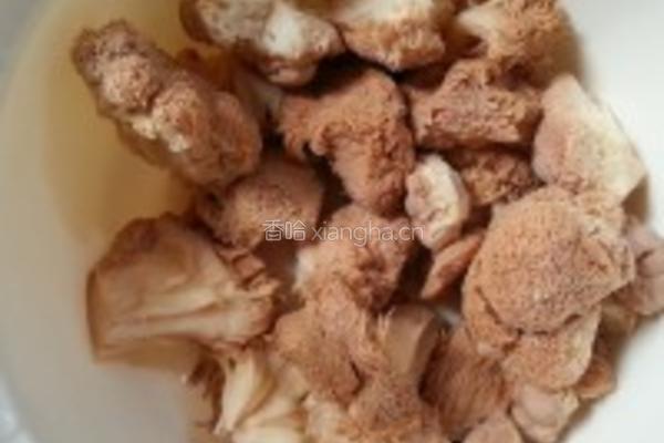猴头菇乌鸡汤的做法图解2