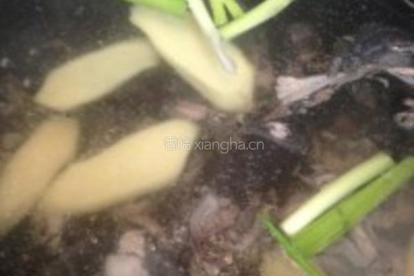 高仿白萝卜乌鸡汤的做法图解3