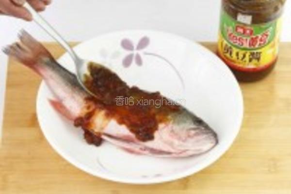 黄豆酱蒸鱼的做法图解1
