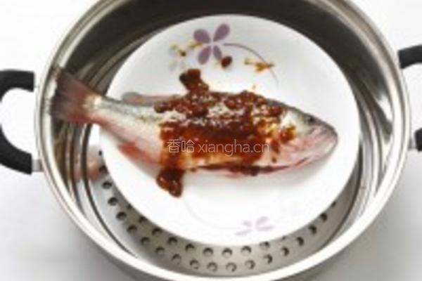 黄豆酱蒸鱼的做法图解2