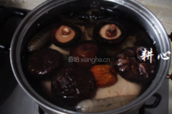 海参香菇煲鸡汤的做法图解4