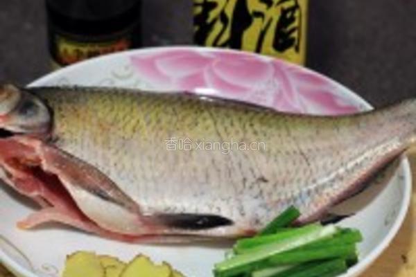 黄豆酱蒸武昌鱼的做法图解1