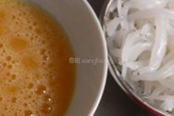 银鱼焖蛋的做法图解1