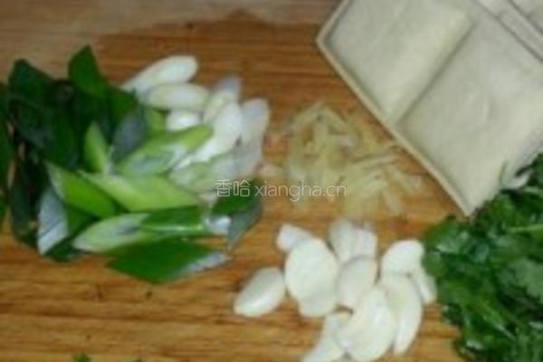 家常烧鲈鱼豆腐干的做法图解3