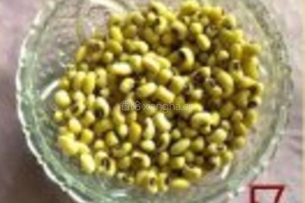 花生眉豆煲鸡脚的做法图解3