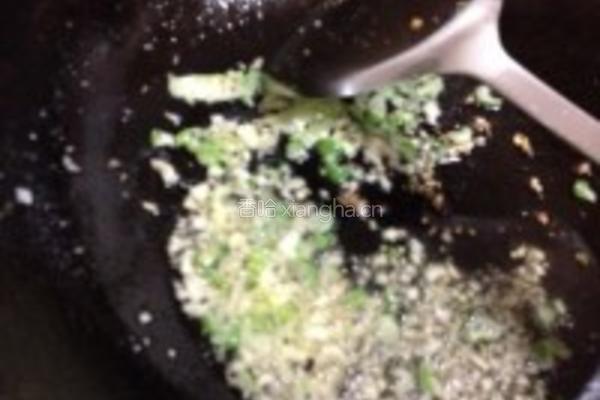 蒜茸烤扇贝的做法图解2