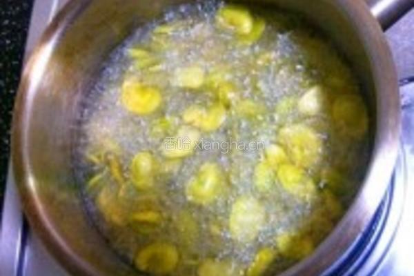 酥炸蚕豆瓣的做法图解3