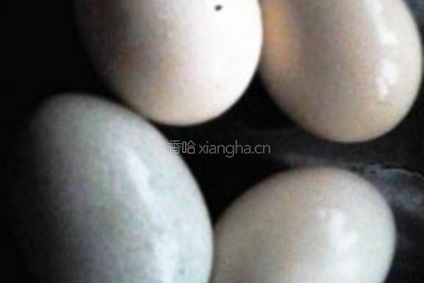 皮蛋咸蛋蒸鸡蛋的做法图解1