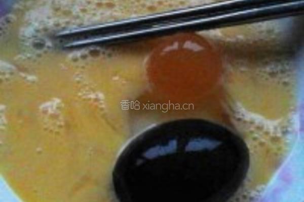 皮蛋咸蛋蒸鸡蛋的做法图解2