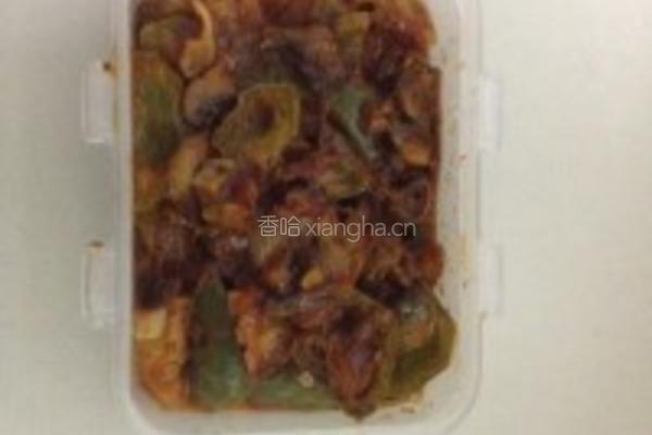 青椒蘑菇金枪鱼披萨的做法图解3