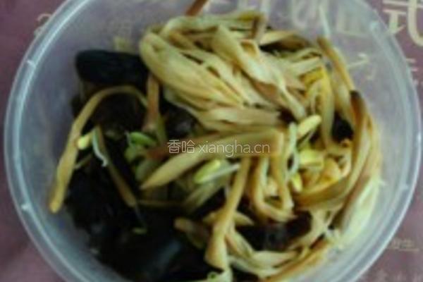金针菜拌黑木耳的做法图解1