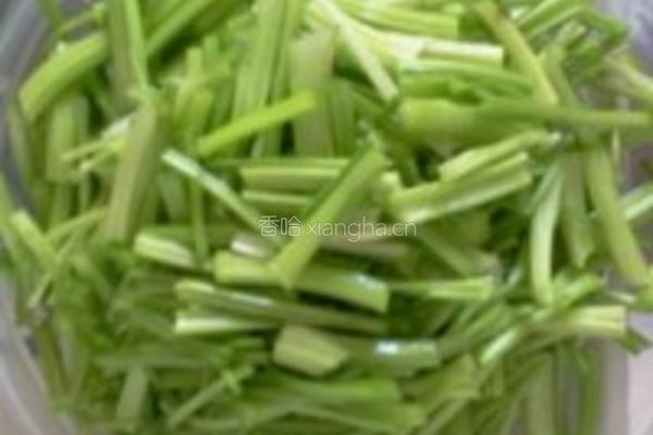 芹菜炒鱿鱼的做法图解1