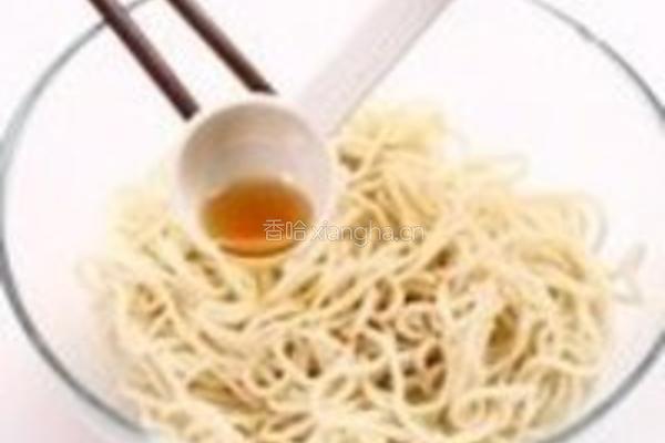 川味麻辣鸡丝凉面的做法图解1