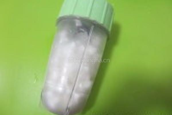 鲜榨椰子汁的做法图解3