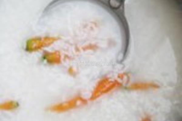 小胡萝卜鸭腿粥的做法图解5