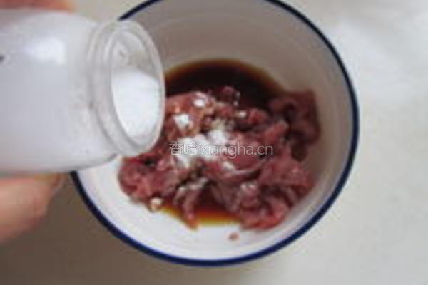 肉丝炒黄秋葵的做法图解1