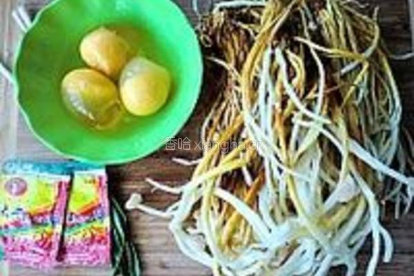 剁椒金针拌变蛋的做法图解1