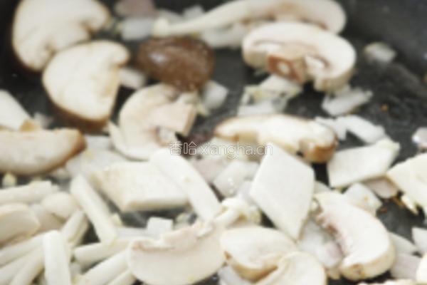 菌菇焖饭的做法图解3