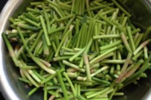 鲅鱼炖蒜薹的做法图解3