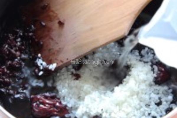 红枣黑米姜片粥的做法图解3
