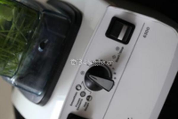 小麦草杨桃汁的做法图解5