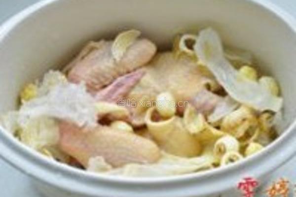 白莲茶树菇乳鸽汤的做法图解3