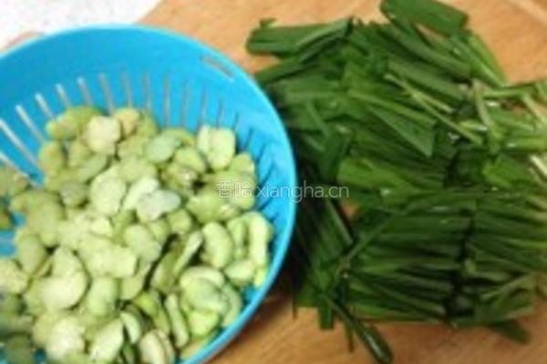 蚕豆米炒韭菜的做法图解1