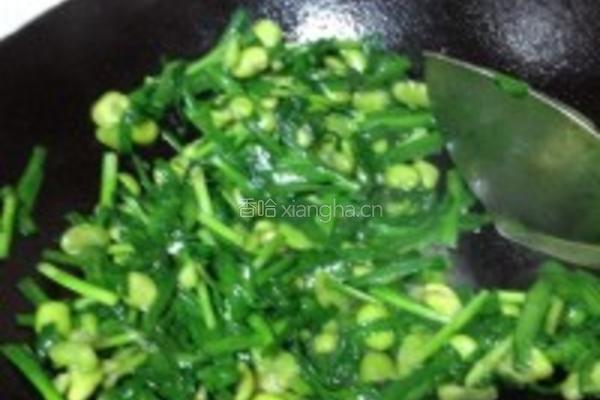 蚕豆米炒韭菜的做法图解4
