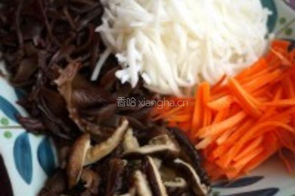 鱼饺羹汤佐香菜的做法图解2