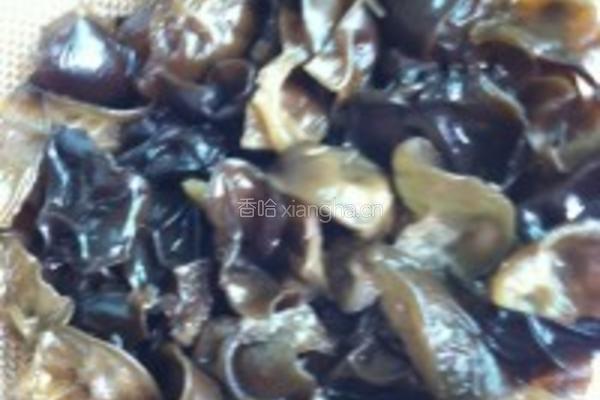 香菜凉拌黑木耳的做法图解1
