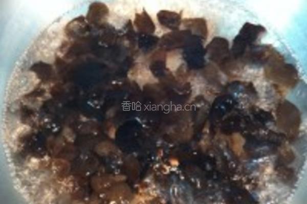 香菜凉拌黑木耳的做法图解2
