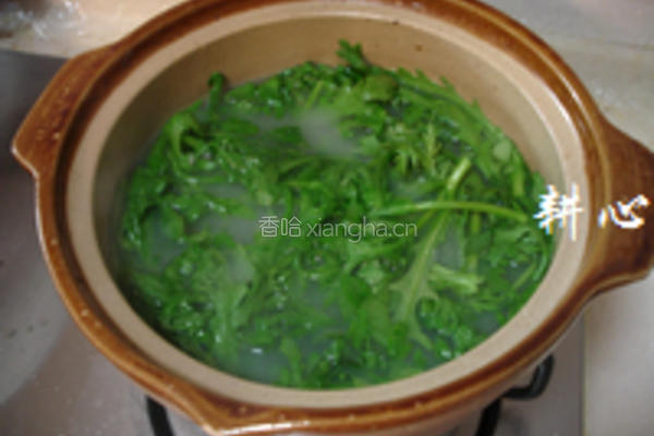 茼蒿鲫鱼汤的做法图解15