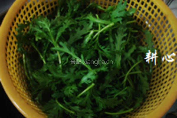 茼蒿鲫鱼汤的做法图解3