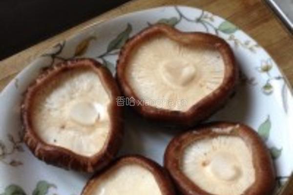 香菇炖鹌鹑蛋的做法图解1