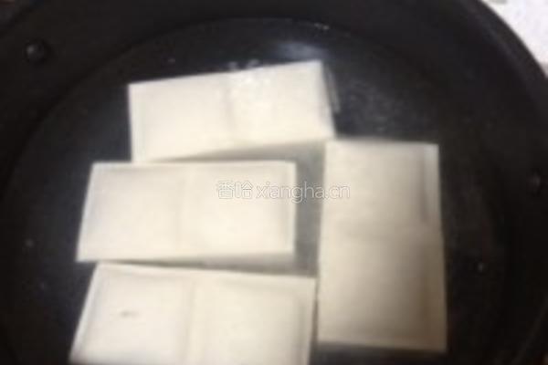 干锅鱼籽豆腐的做法图解1