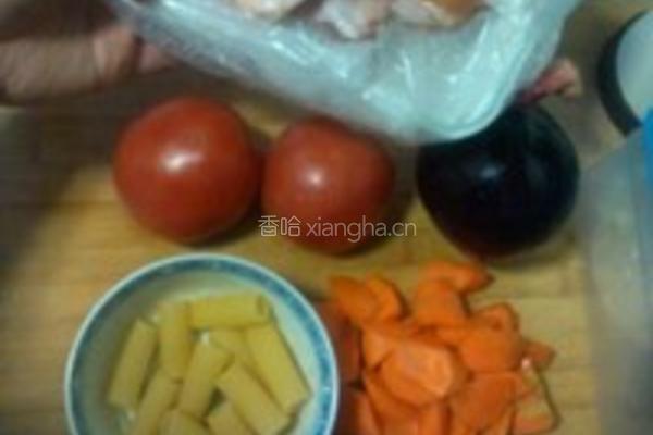 红烩鸡翅中配意面的做法图解1