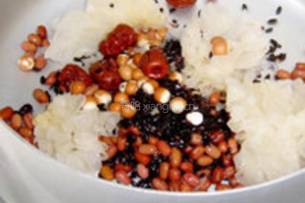 雪耳红豆紫米粥的做法图解2