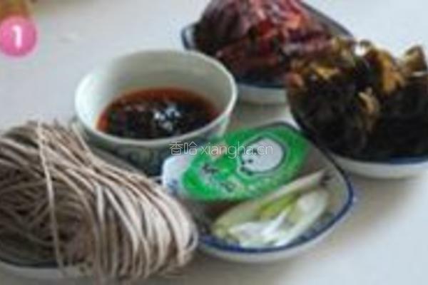 香辣酱肉荞麦面的做法图解1