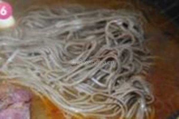 香辣酱肉荞麦面的做法图解6