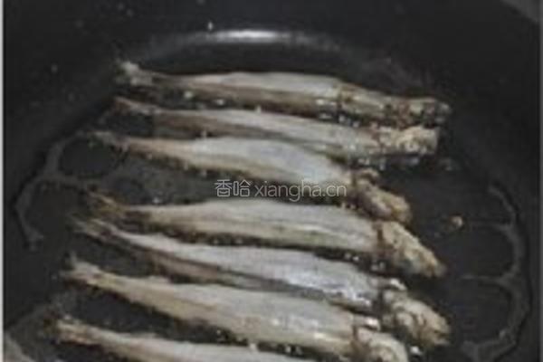 五分钟搞定香煎椒盐多春鱼的做法图解3