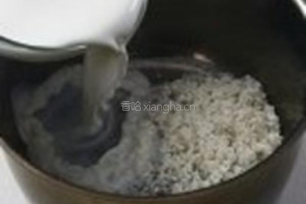 奶香米布丁的做法图解1