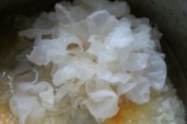 桃胶银耳戏杨梅的做法图解2