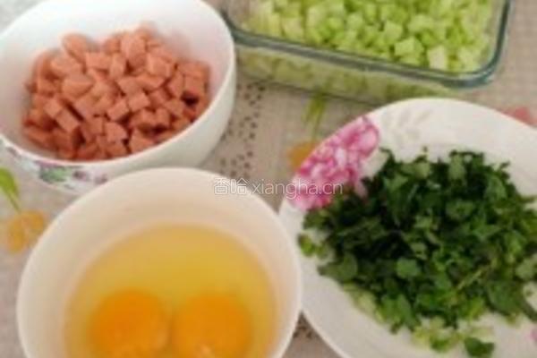 自创鸡蛋香菜火腿肠炒饭的做法图解1