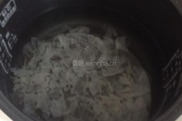 桂圆莲子红枣炖银耳的做法图解2