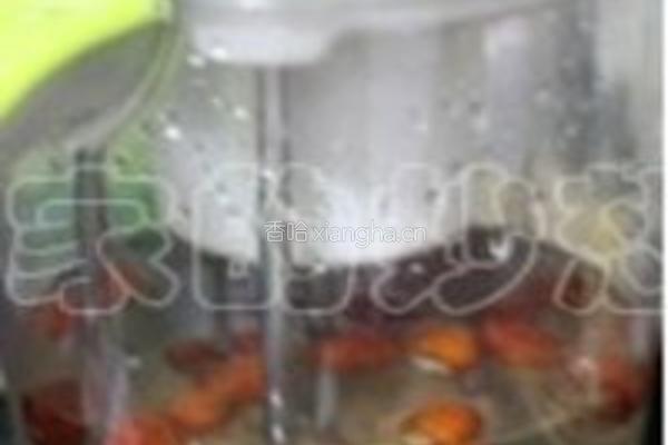 红枣桂圆豆浆的做法图解2