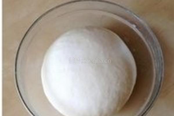 风味腊肠芝心披萨的做法图解3
