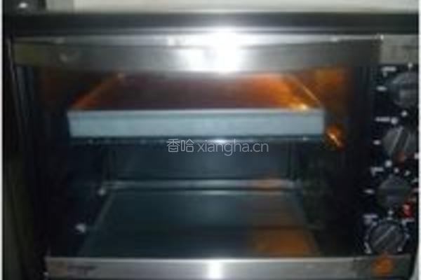古典猫翻糖巧克力蛋糕配覆盆子奶油霜的做法图解7