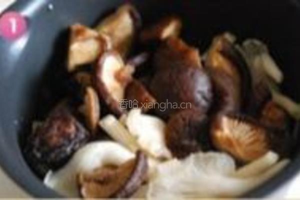 橄榄油培根炒双菇的做法图解1