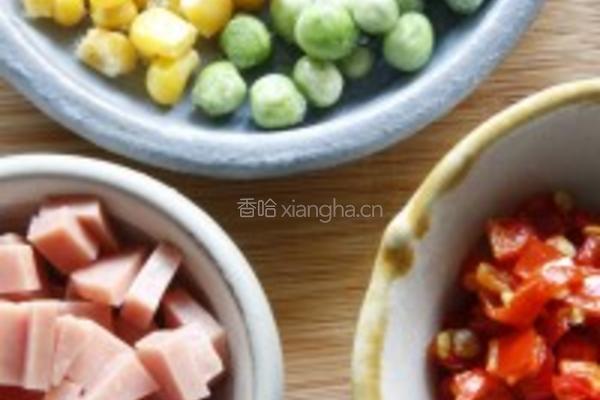 甜辣酱剁椒炒饭的做法图解1